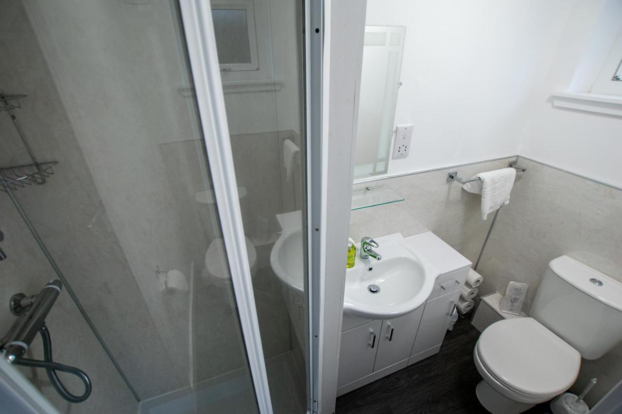 Corran Bunkhouse Hotel Luaran gambar A shower cubicle