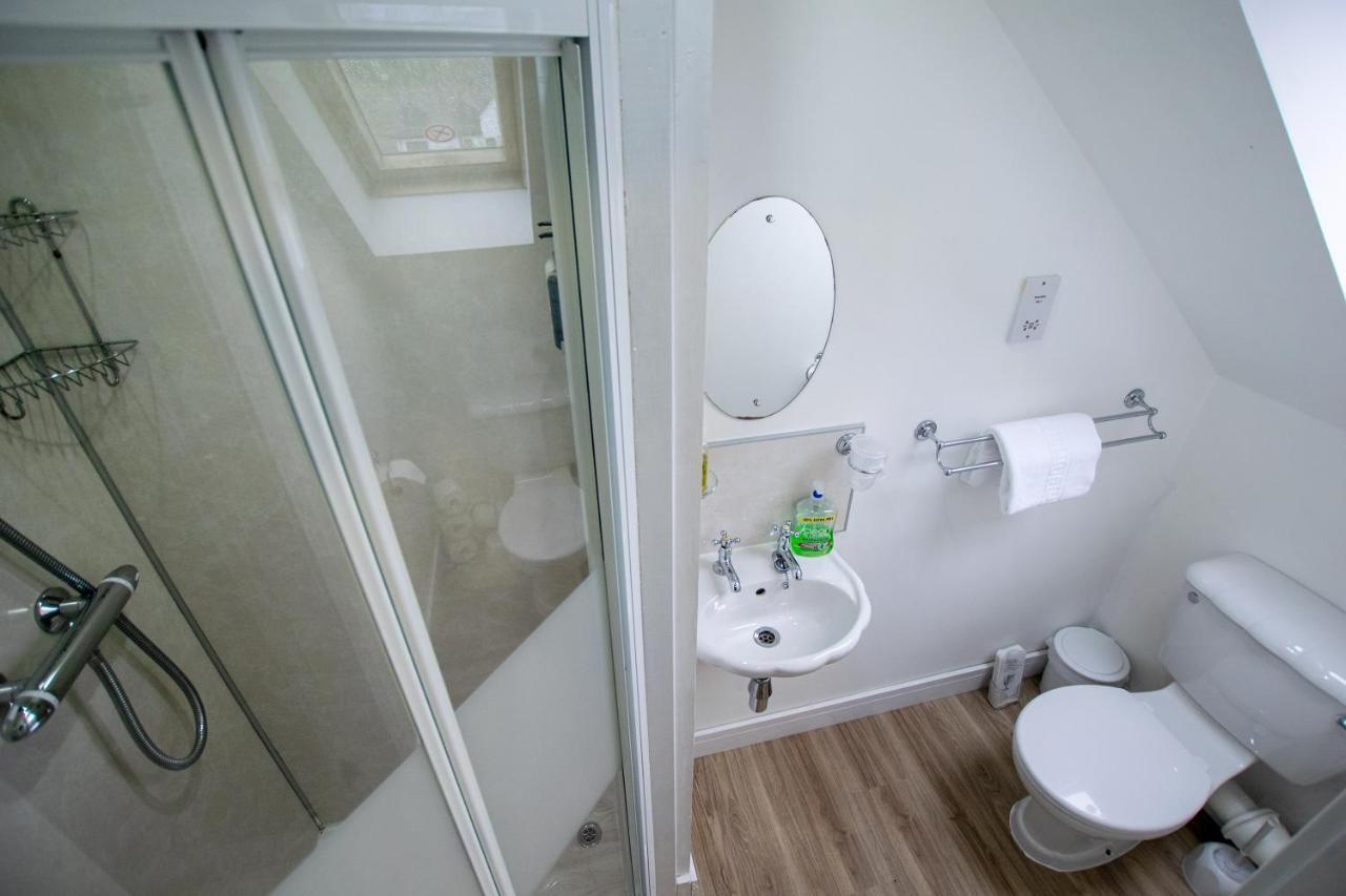 Corran Bunkhouse Hotel Luaran gambar A typical bathroom in a student flat