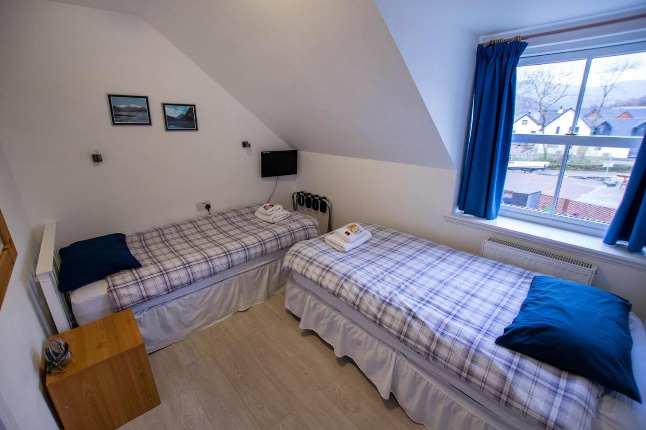 Corran Bunkhouse Hotel Luaran gambar A typical bedroom at the hostel