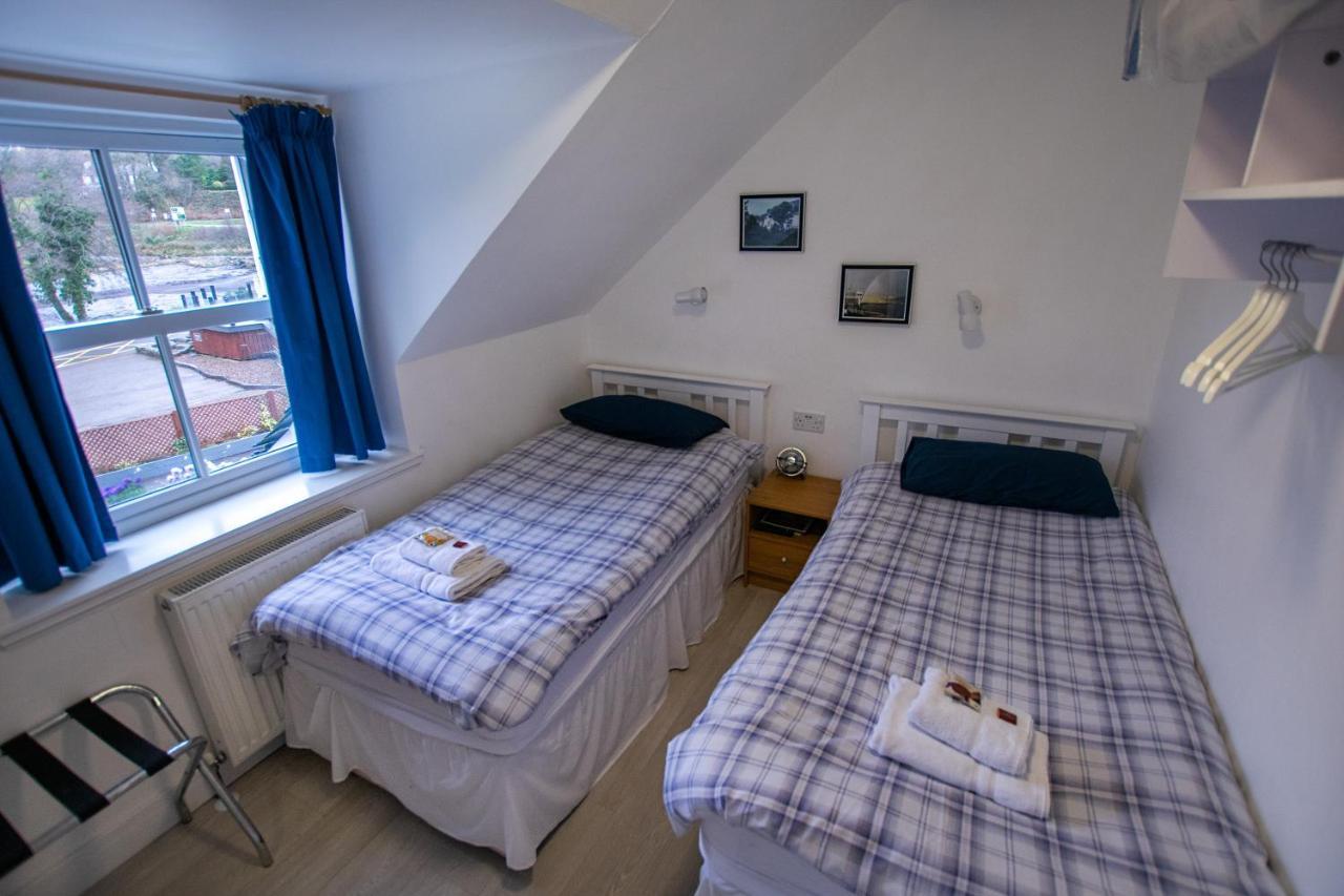 Corran Bunkhouse Hotel Luaran gambar A typical bedroom at the hostel