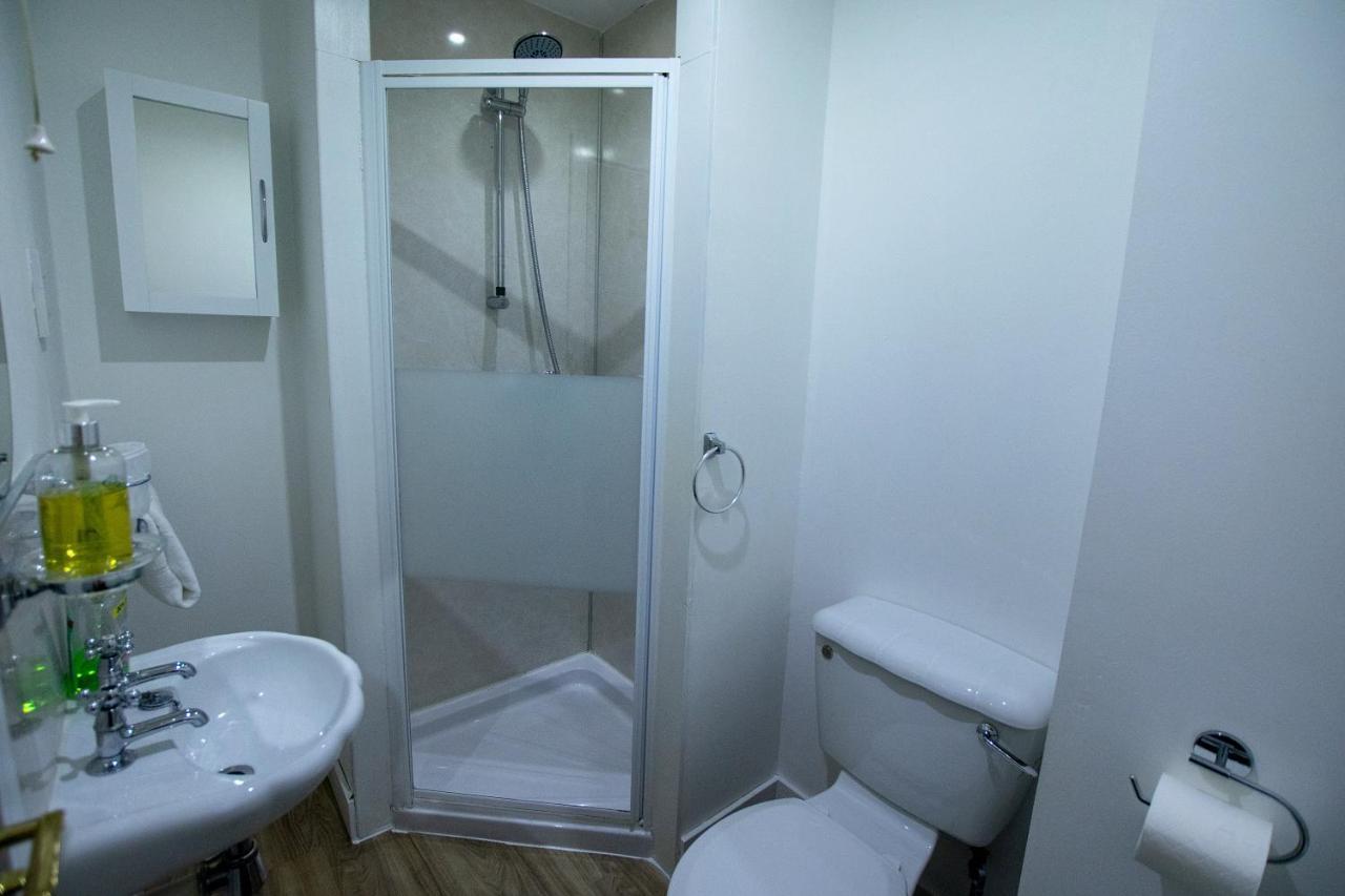 Corran Bunkhouse Hotel Luaran gambar A shower cubicle