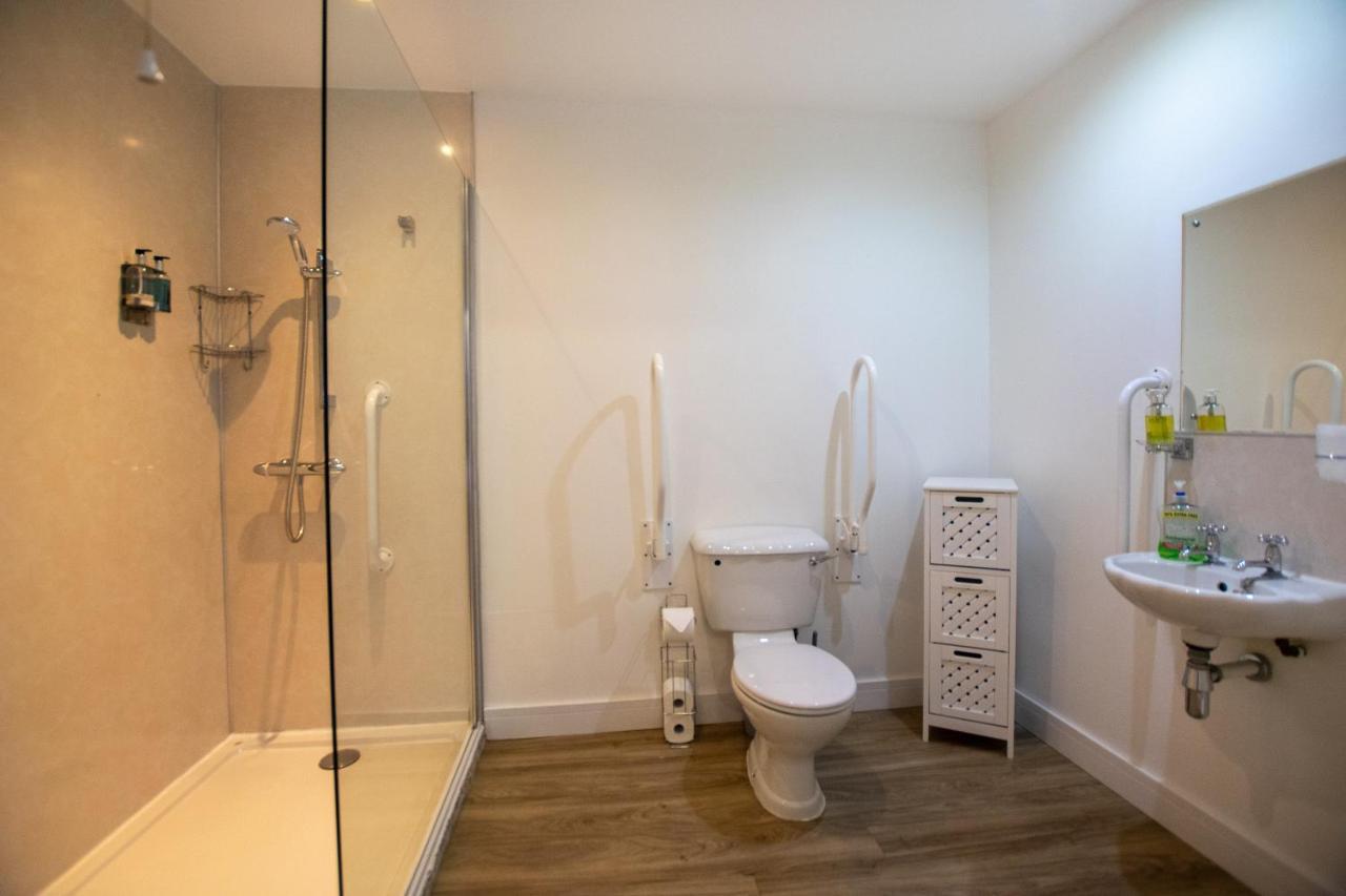Corran Bunkhouse Hotel Luaran gambar A wet room