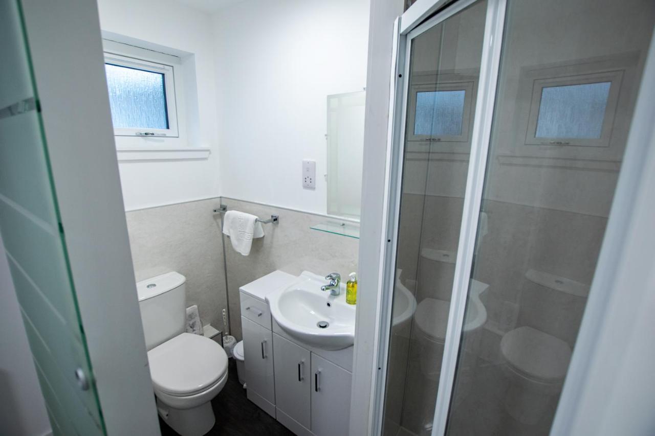 Corran Bunkhouse Hotel Luaran gambar A typical shower room