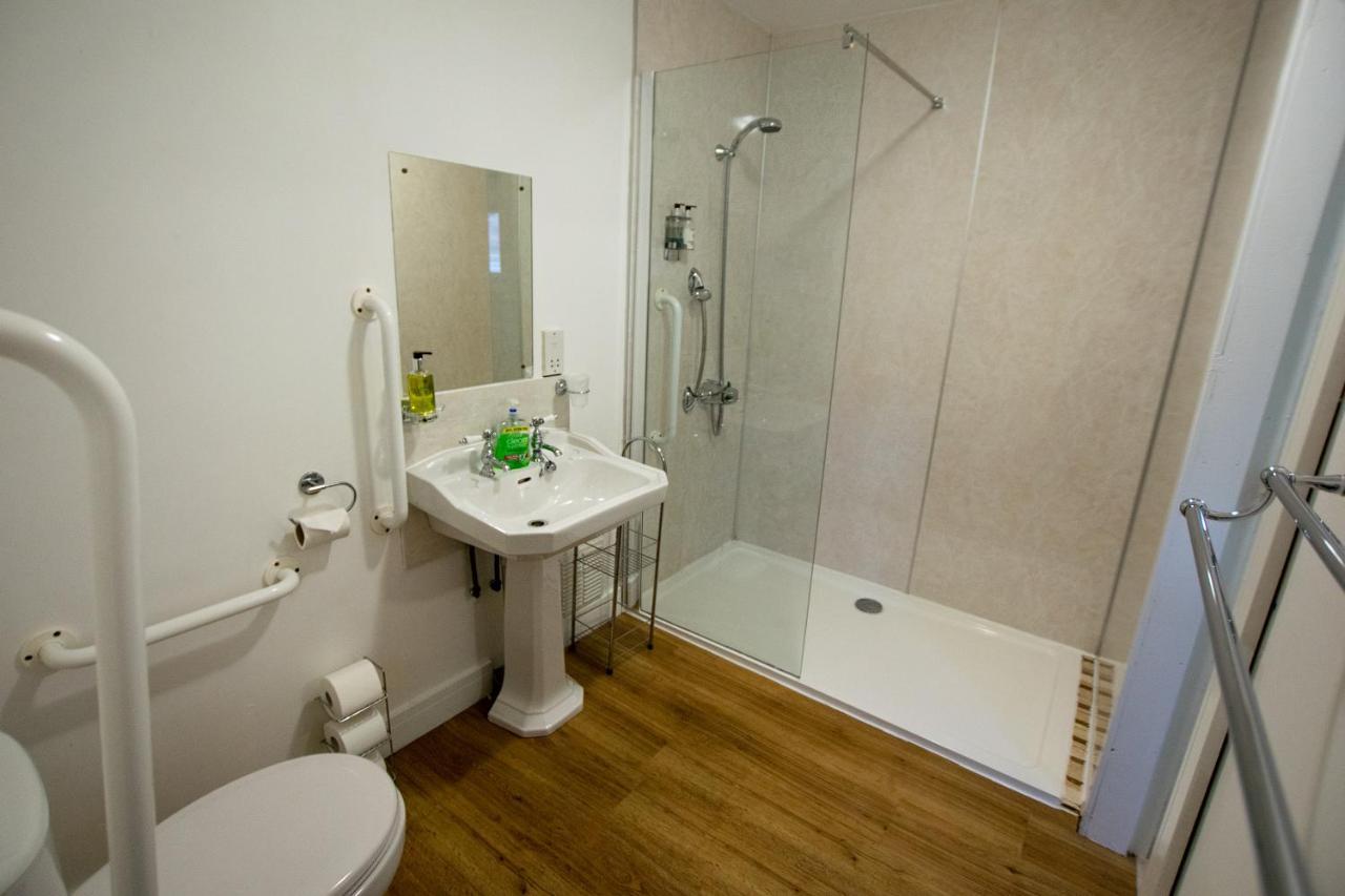 Corran Bunkhouse Hotel Luaran gambar A typical bathroom in a student flat