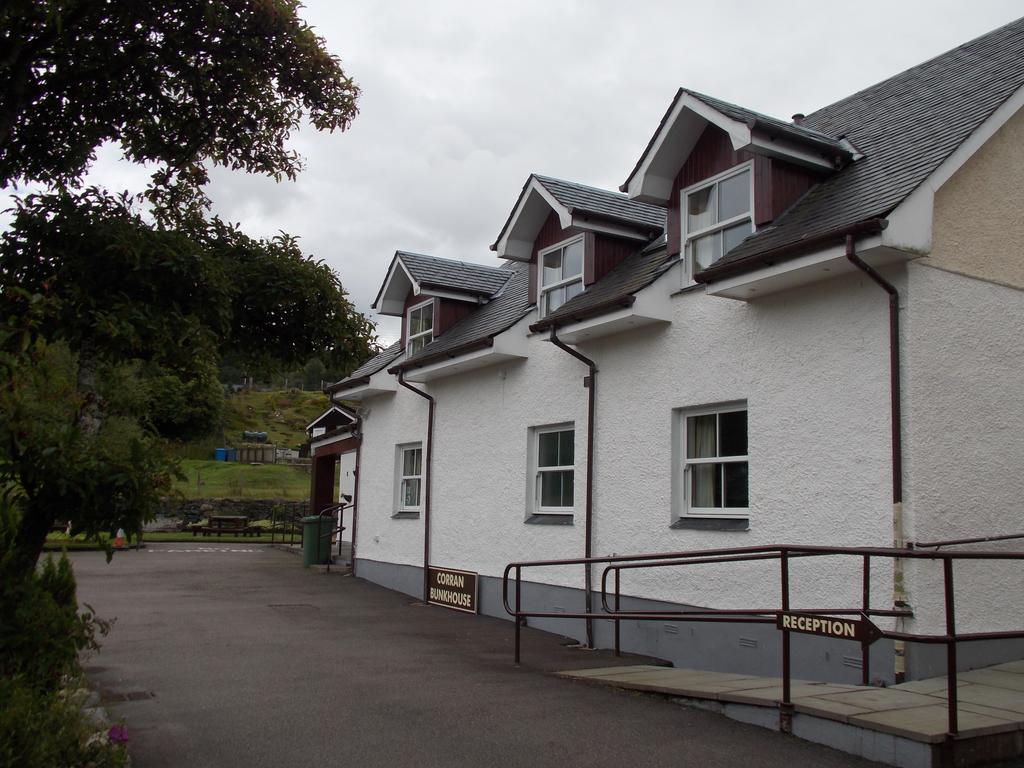 Corran Bunkhouse Hotel Luaran gambar The old station building