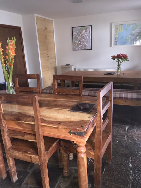 Corran Bunkhouse Hotel Luaran gambar A kitchen table made from sheesham wood