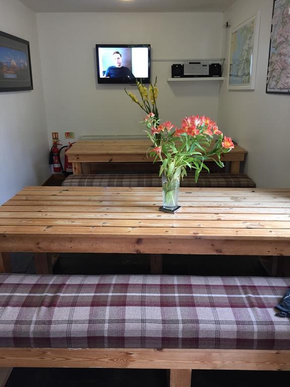 Corran Bunkhouse Hotel Luaran gambar A traditional Japanese dining table