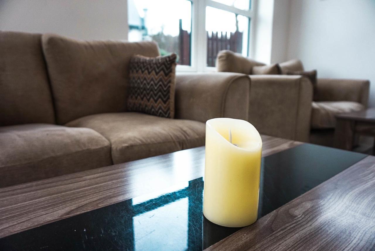Corran Bunkhouse Hotel Bilik gambar A candle on a coffee table
