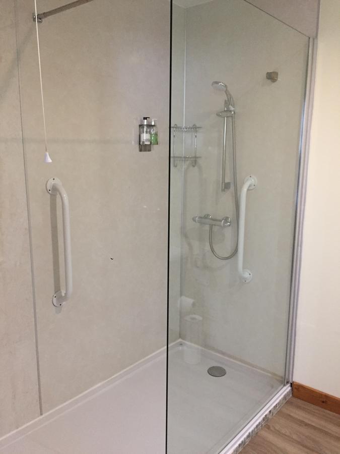 Corran Bunkhouse Hotel Luaran gambar A shower enclosure