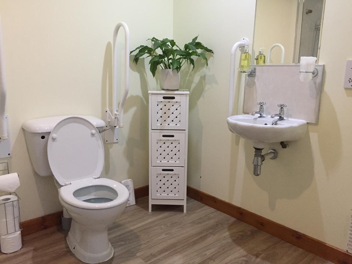 Corran Bunkhouse Hotel Luaran gambar Disabled toilet with alarm