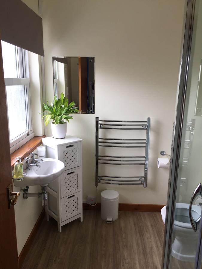 Corran Bunkhouse Hotel Luaran gambar A heated towel rail