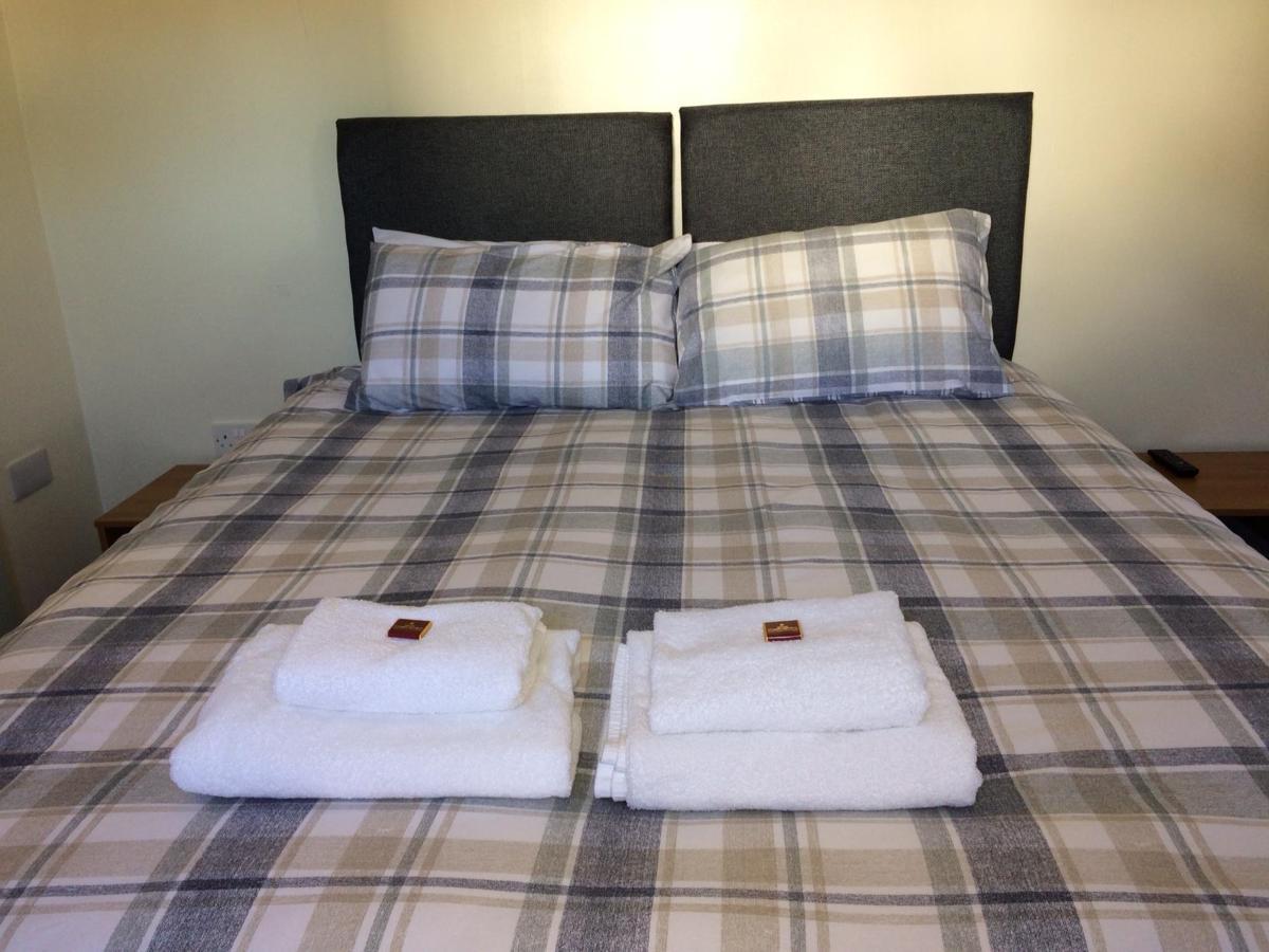 Corran Bunkhouse Hotel Luaran gambar A bed with towels