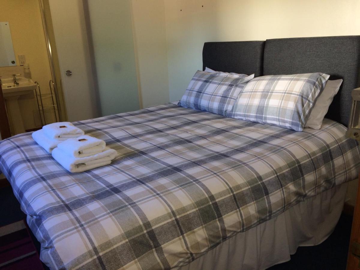 Corran Bunkhouse Hotel Luaran gambar A bed with a duvet